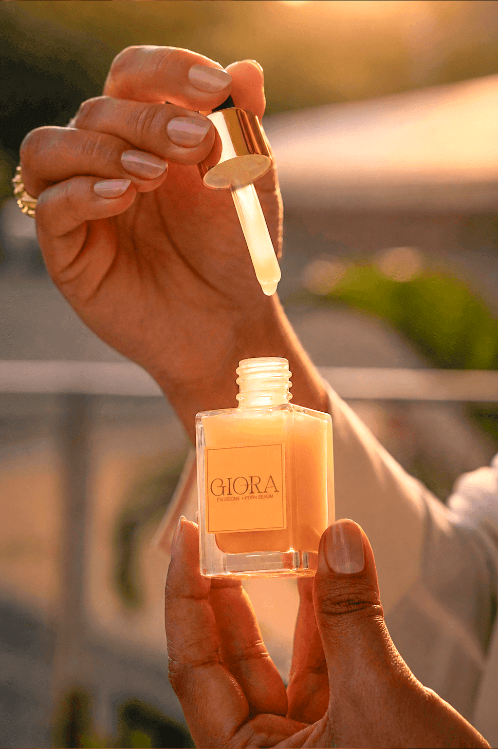 Sérum GIORA — conta-gotas dourado ao entardecer